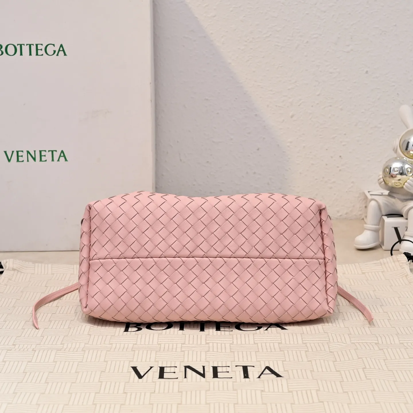 Batch 1760 BOTTEGA VENETA 2025 new product pinacoteca has super soft leather, and the weaving function, practicality and relaxed fashion sense have not fallen behind❤️‍🔥Amway has given sisters a must-have bag when going out. The size of the bag also accurately meets the commuting needs of urban beauties. It can accommodate mobile phones, keys, lipstick, powder, sunscreen, shopping bags...all of it! ! ! 🔥The capacity should not be underestimated~ It does not choose people, clothes, or occasions. With its majestic curved outline, exquisite woven texture, delicate edges and rounded handles, this woven vegetable basket bag truly achieves the goal of "dressing up and being fashionable without getting in the way"~ Are you interested in Jimei? Style number: 9004 Size: 24*15*12cm